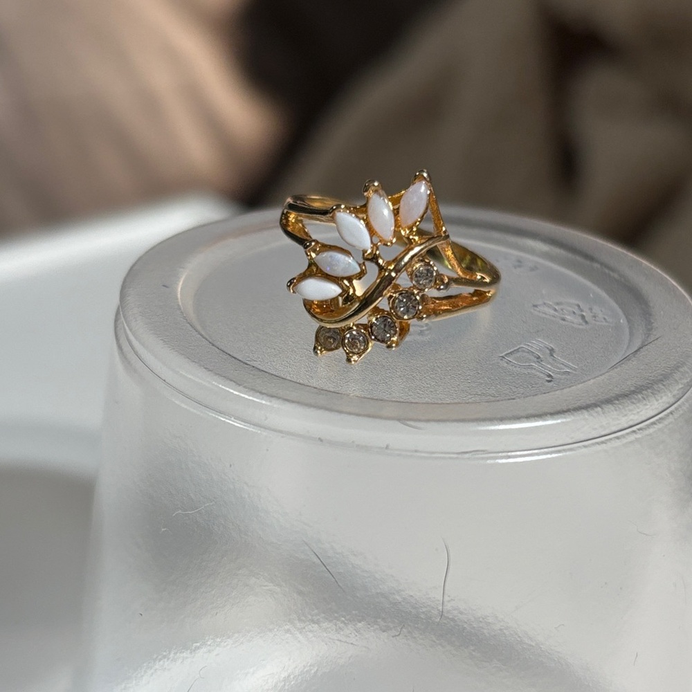 Gold and White Leaf Design Women's Ring